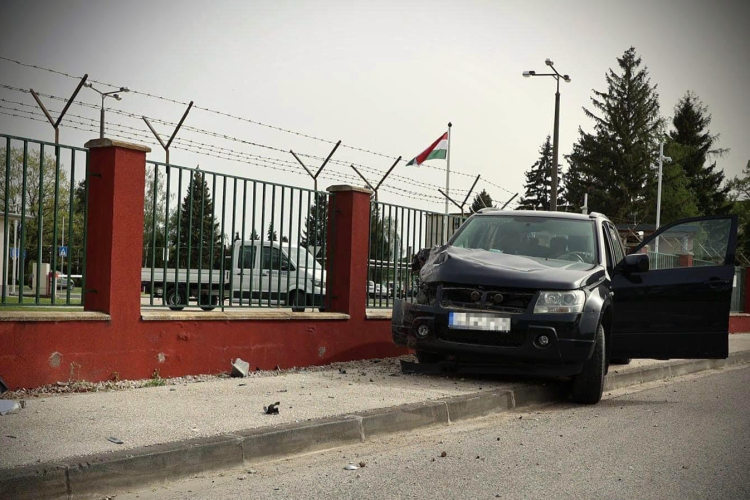 A reptér kerítésének ütközött egy autó, a katonák látták el a sérültet 