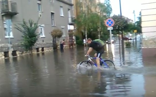 Hatalmas eső volt Győrben, tengerré vált a belváros