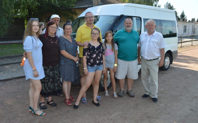 Autót adományoztak a moldvai csángó magyaroknak