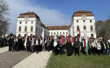 1500 diák szavalta el együtt a Nemzeti Dalt Pápán