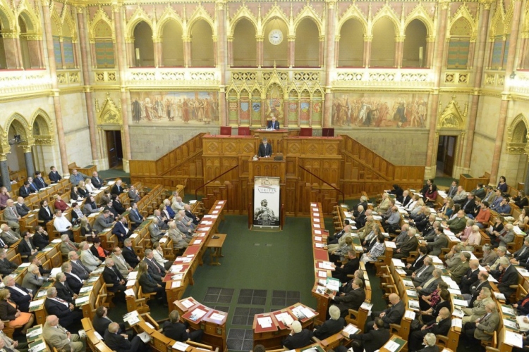 Négynapos üléssel folytatja munkáját a parlament 