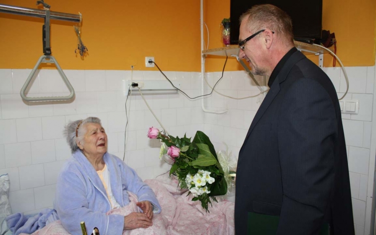 A 95 éves Ferenczi Mihálynét köszöntötte a polgármester