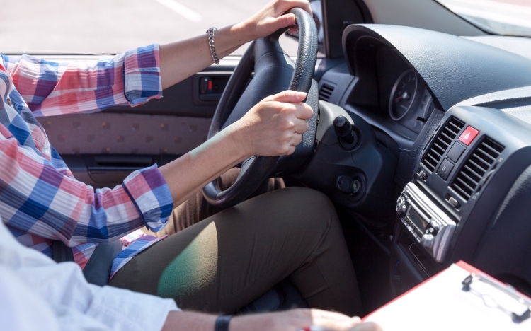 Sok a vezetésre alkalmatlan sofőr, szigorítanák a jogsiszerzést