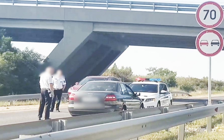 Forgalommal szemben hajtott egy autós a 8-as úton - Videó