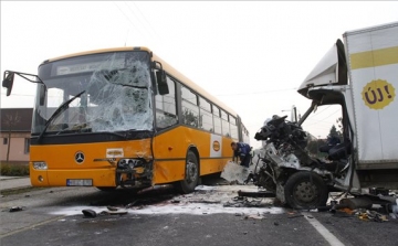 Csuklós busz és kisteherautó karambolozott Mályinál, lezárták a 3-as utat
