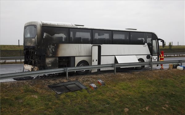 Kigyulladt egy autóbusz az M7-esen, senki nem sérült meg