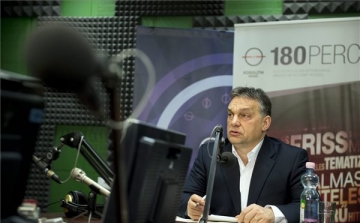 Megélhetési bevándorlás - Orbán: az illegális határátlépőket őrizetbe kell venni