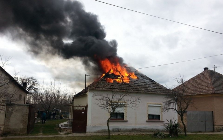 Pápateszéren családi ház égett le