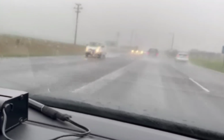 Eső és csúszós utak - Óvatosan vezessen!