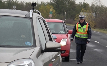 Ajándékot kaptak a szabálykövető gépjárművezetők a pápai rendőröktől