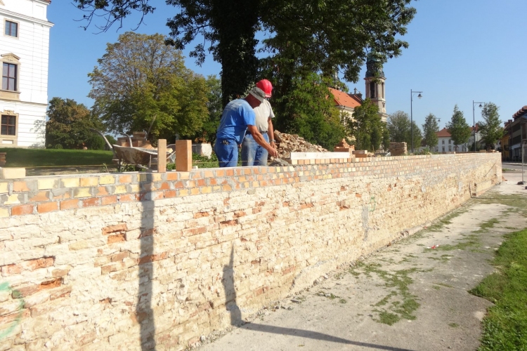 Jól halad a kastélykerítés újjáépítése