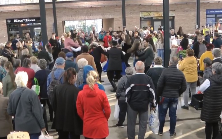 Flashmob a reggeli piacon - Petőfire emlékeztek a Refisek - Videó