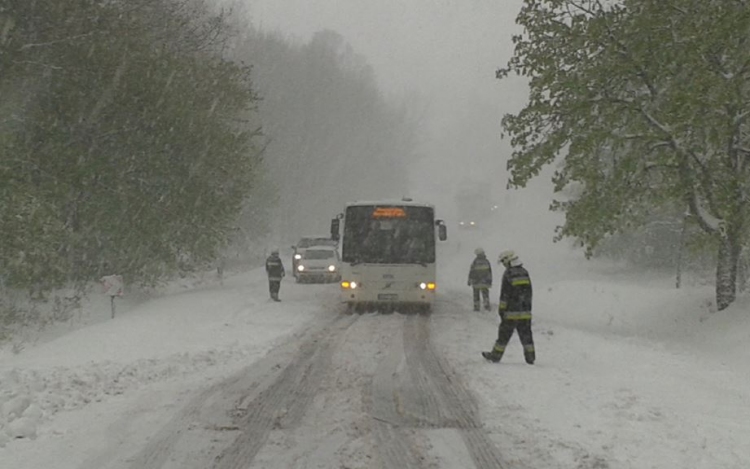 Havazás: lezárták a teherforgalom elől a 83-ast a Bakonyban!