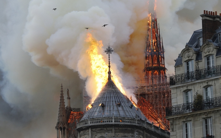 Lángol a párizsi Notre-Dame