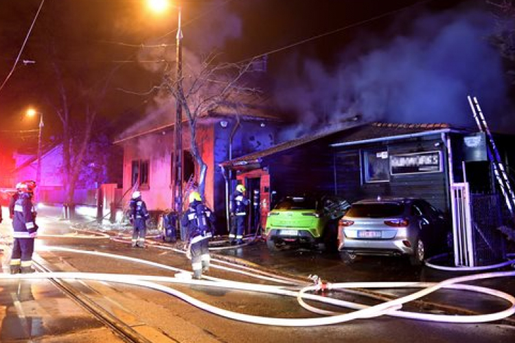 Két épület lángolt kedd hajnalban a fővárosban, egy ember meghalt