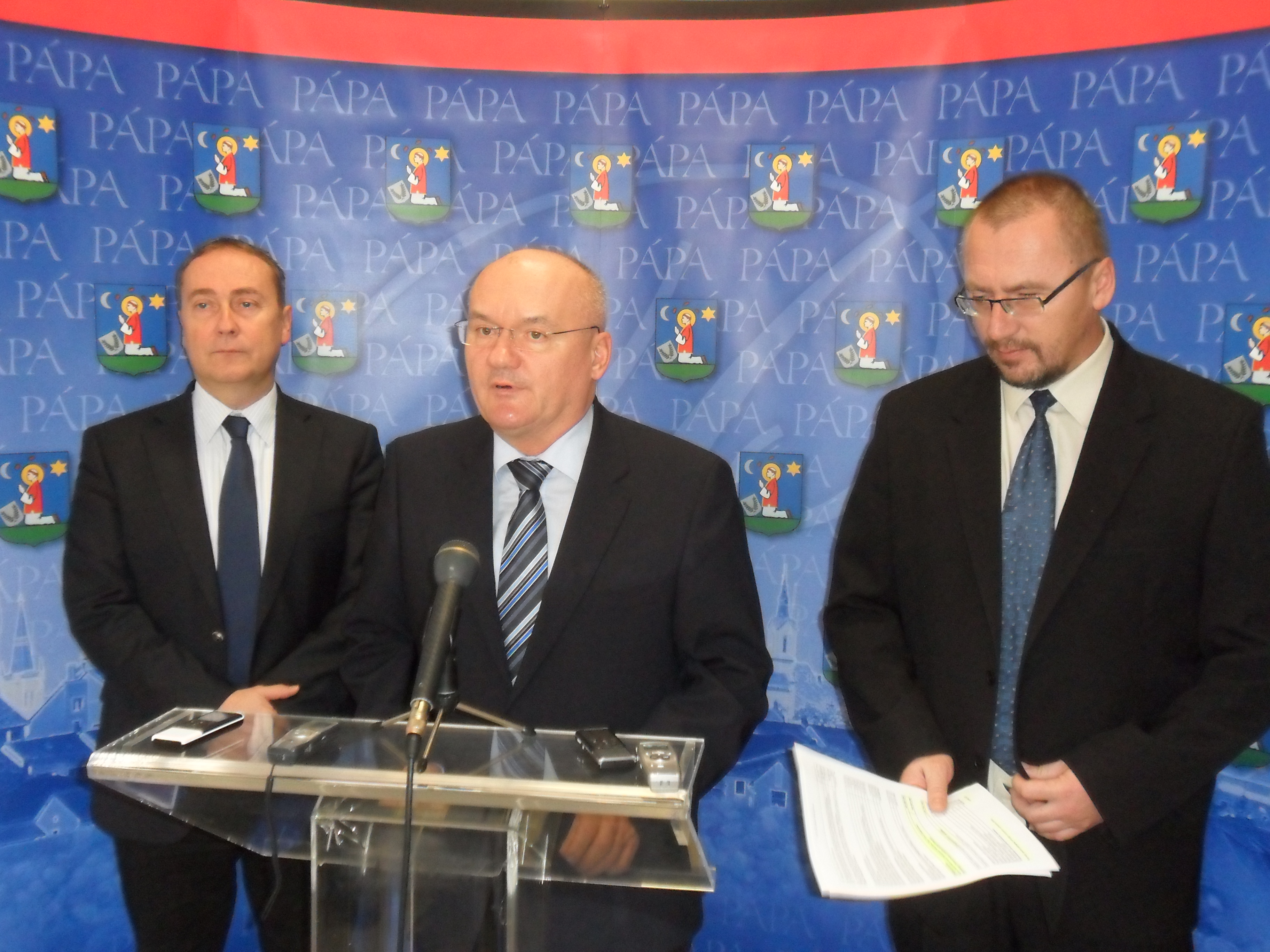 Hende Csaba Pápán beszélt az adósságátvállalásról