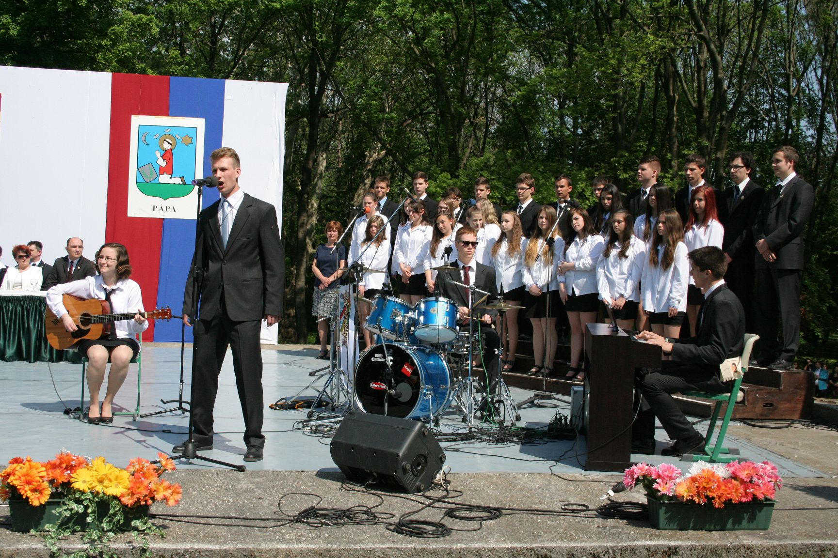 Kirúgjuk magunk alól a földet - Énekli a pápai Petőfi Gimnázium zenekara
