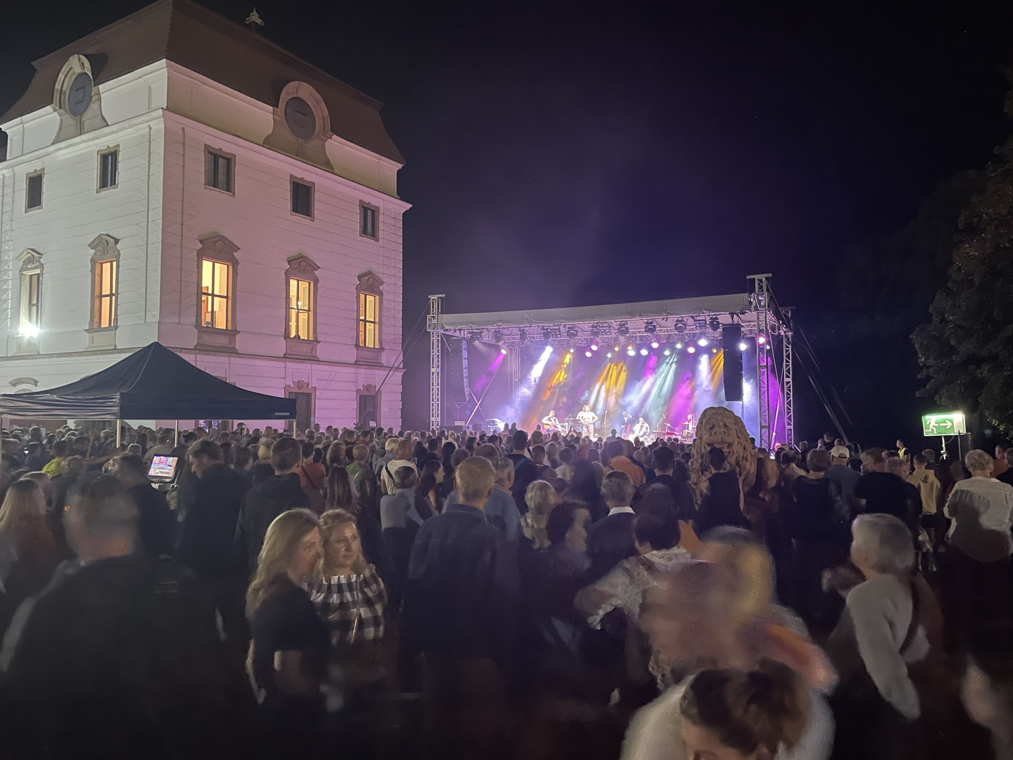 A Budapest Bár koncertjére megtelt az Esterházykastély udvara Hírek