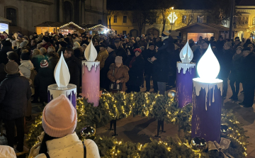 Felgyúlt az első gyertya a városi adventi koszorún