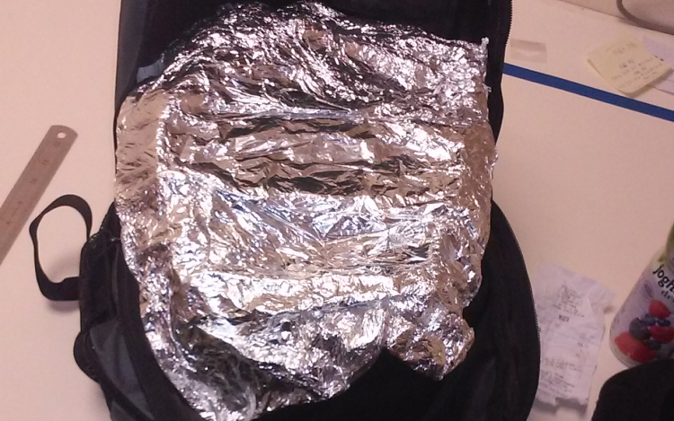 Alufóliával bélelt táskába rejtette a szoftvereket