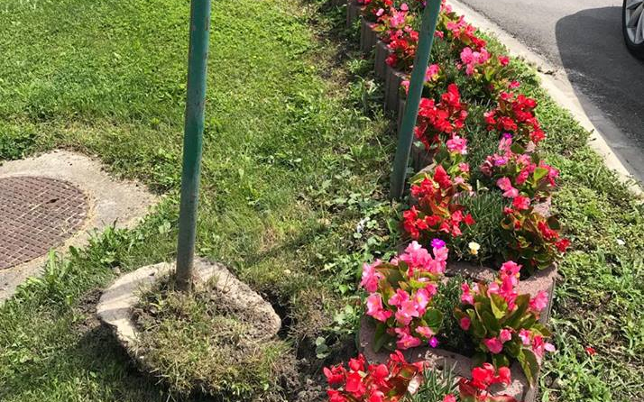 Még egy utcanévtartót is megrongált