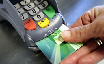 Más bankkártyáját küldte ki neki a bank, elköltötte róla a pénzt