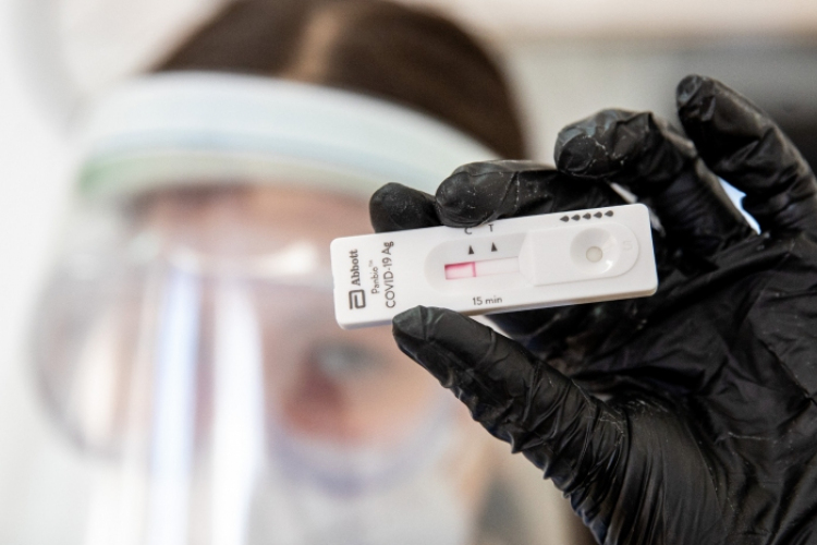 Megszűnt az Angliába utazók érkezés utáni PCR-tesztkötelezettsége, elegendő a gyorsteszt