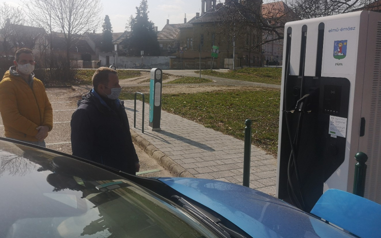 Már használható az elektromos töltőállomás a várkerti parkolóban
