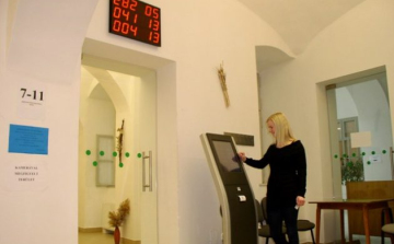 Ügyfélbarát nyitva tartás a Pápai Okmányirodában