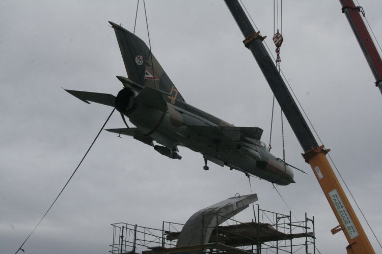 MiG-21 Emlékmű - Pápa - A gép emelése