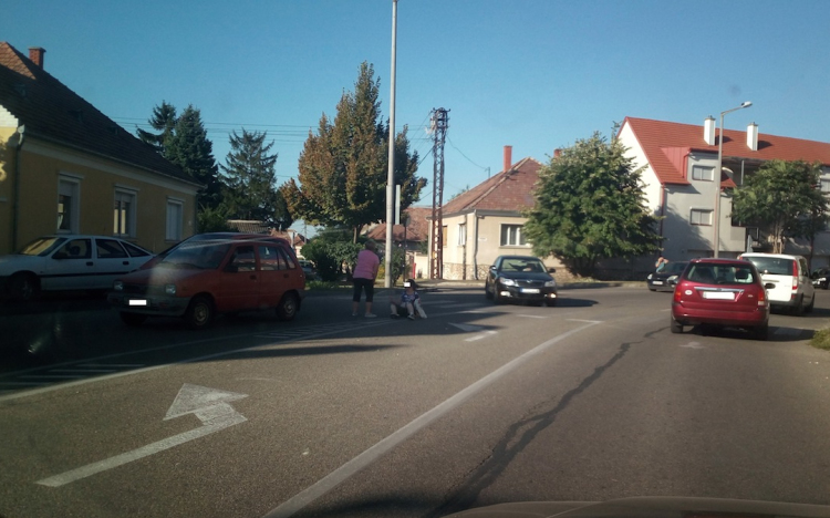 Elütöttek egy nőt a Korona utcán