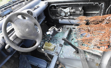 Fejszével bontotta az autót, a nyílt utcán