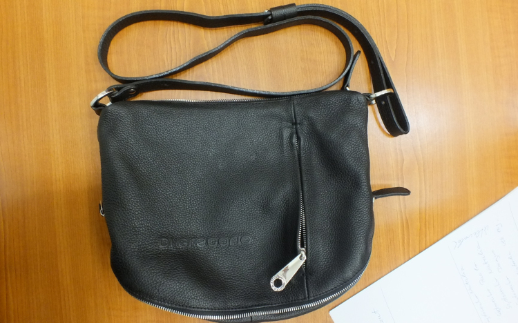 Női táskát lopott