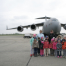 Pápai óvodások és iskolások a Bázisrepülőtéren