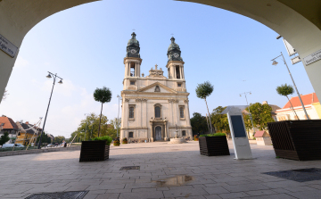 Kívül-belül megújul a pápai nagytemplom!