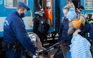 Szerdán 4425 menekültet fogadtak a fővárosi pályaudvarokon