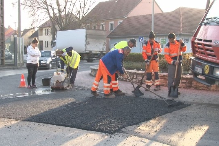 Két millió forintból kátyúztak ősszel