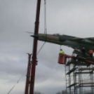 MiG-21 Emlékmű - Pápa - A gép emelése