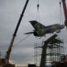 MiG-21 Emlékmű - Pápa - A gép emelése