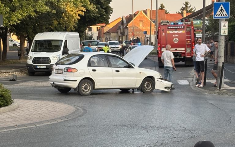 Baleset történt a koronás körforgalomban