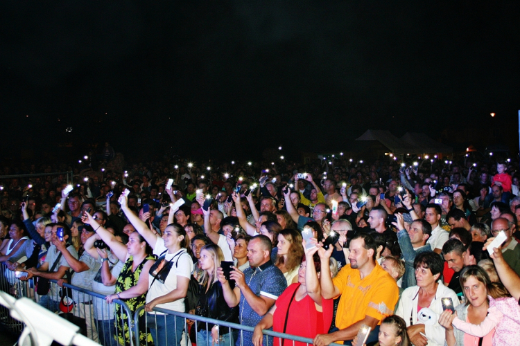 Jól szórakozik a borfesztivál közönsége