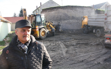 Kövekkel dobálóztak az egykori vízdombról