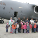 Pápai óvodások és iskolások a Bázisrepülőtéren