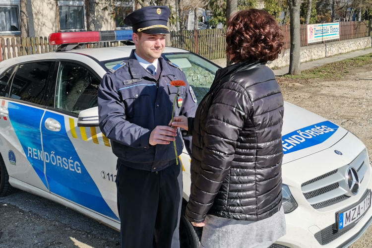 Ajándékot adtak a rendőrök, nőnap alkalmából