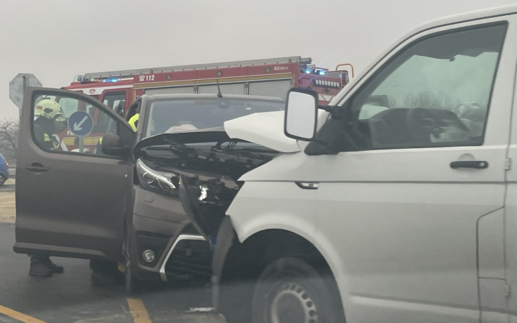Frontálisan ütközött két autó a 83-ason Pápánál, teljes az útzár!