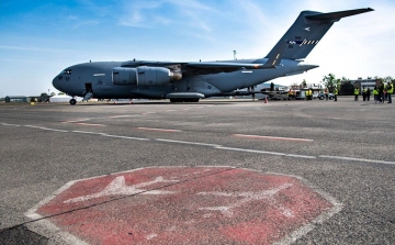 Pápai C-17-es is hozott védőeszköz szállítmányt Magyarországra