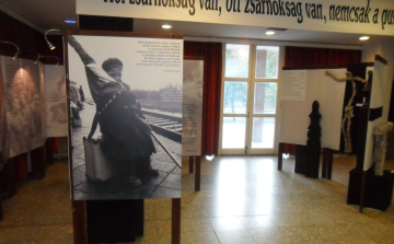 56 nap címmel nyílt kiállítás a színházépületben