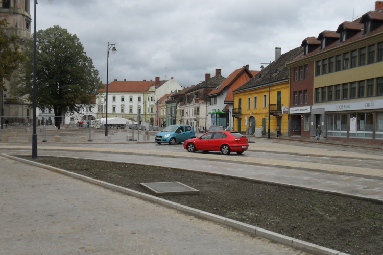Az autósok is birtokba vették a Fő teret