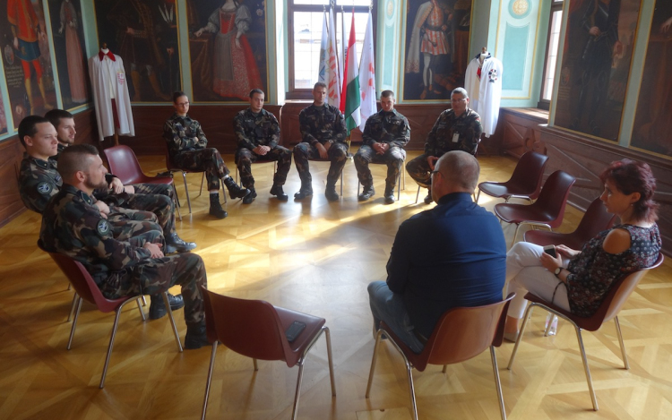 Újonnan felavatott tiszteket fogadott a városvezető