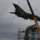 MiG-21 Emlékmű - Pápa - A gép emelése